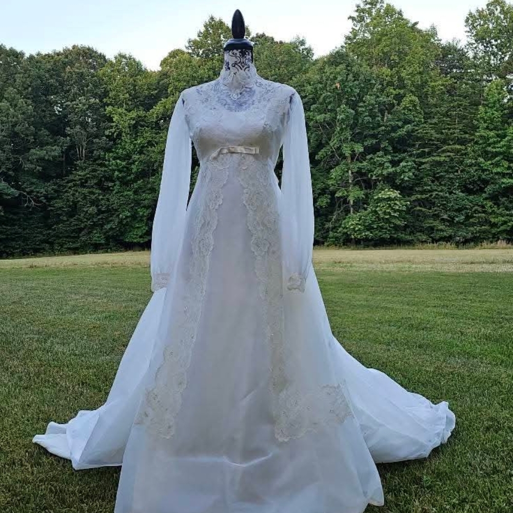 Elegant White Lace Wedding Dress